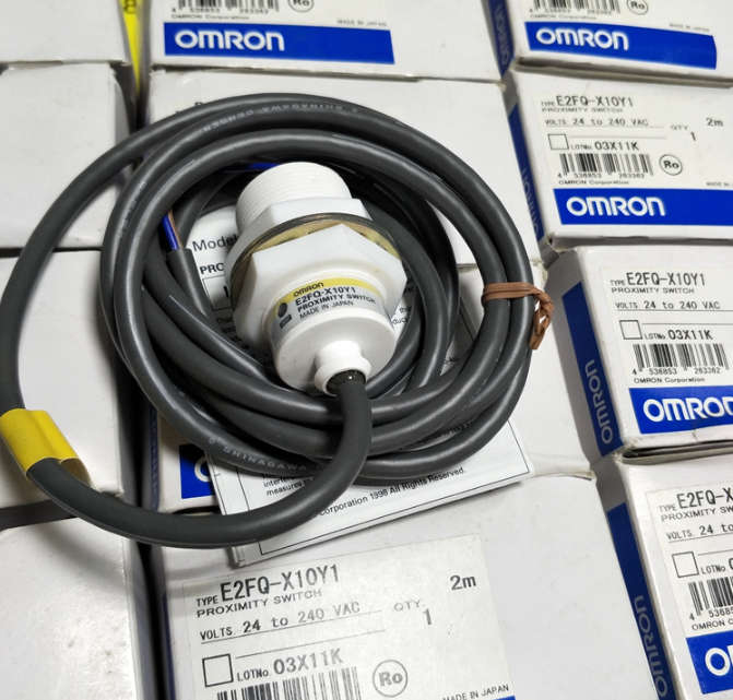 Cảm biến tiệm cận Omron E2FQ-X10Y1 2M