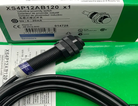 Cảm biến từ Schneider XS4P12AB120